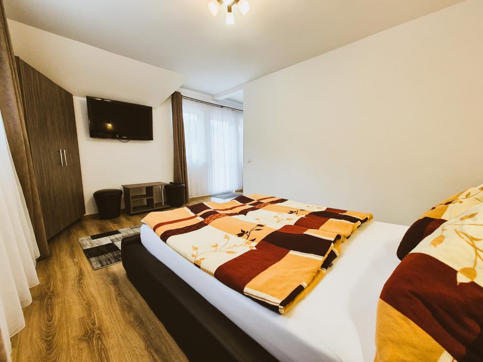Bed, TV and multimedia, Balcony/Terrace, Photo of the whole room, Bedroom, wardrobe