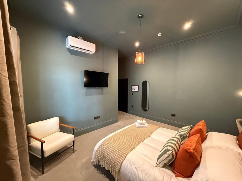 TV and multimedia, Seating area, air conditioner