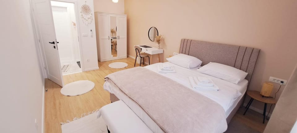 Bed, Photo of the whole room, Bedroom, towels
