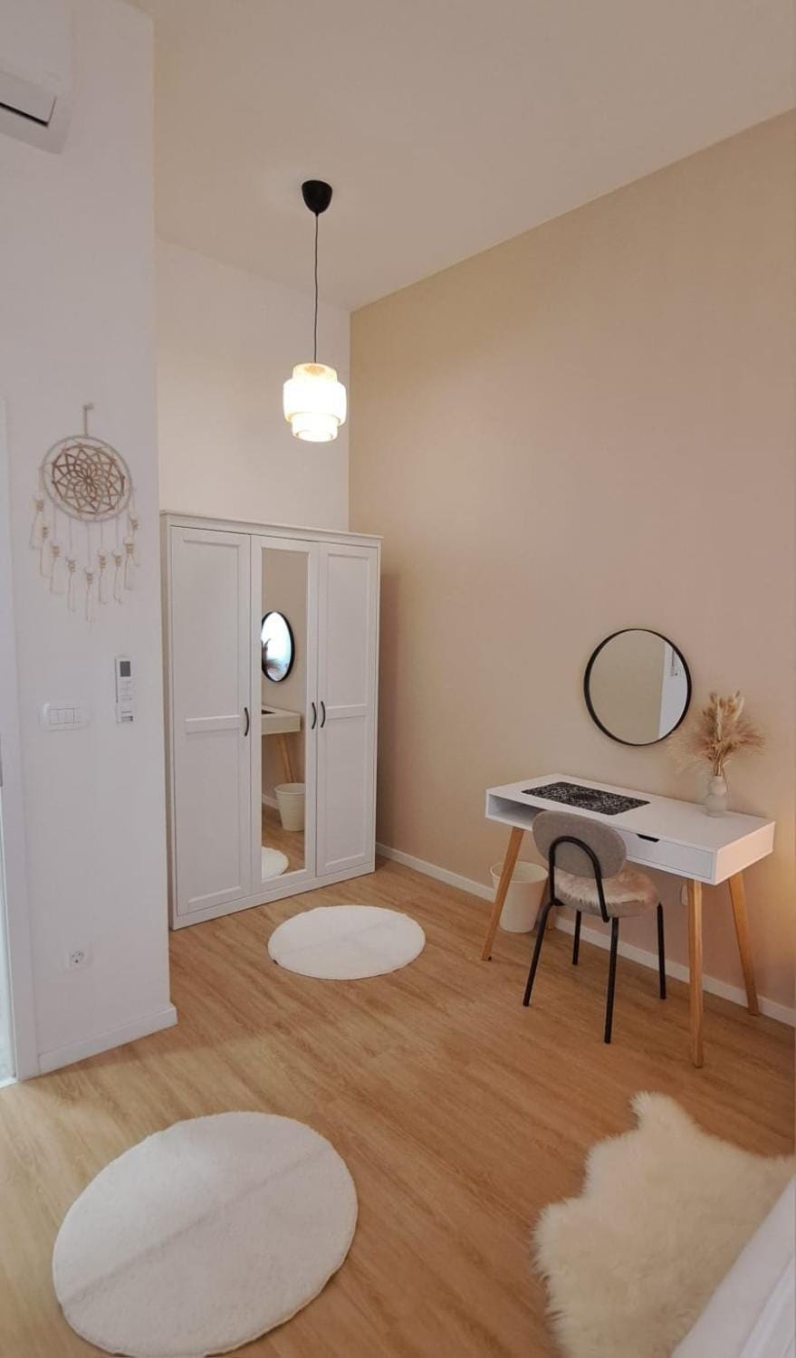 Bed, Seating area, Bedroom, wardrobe