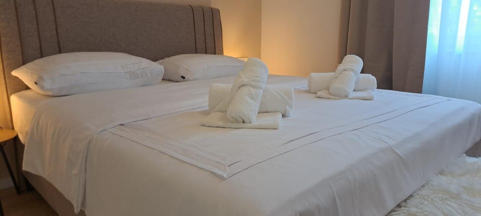 Bed, Bedroom, towels