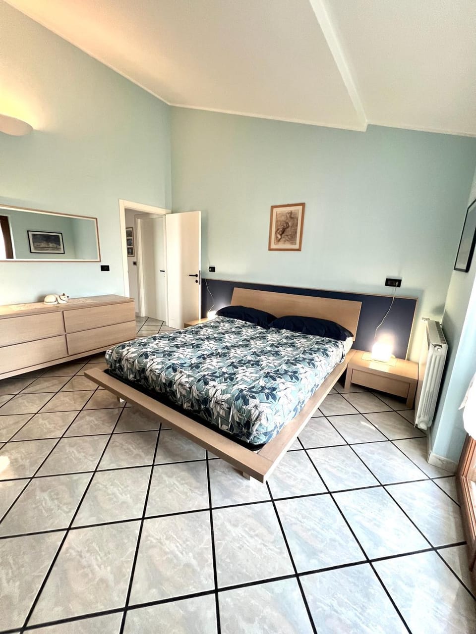Photo of the whole room, Bedroom, wardrobe