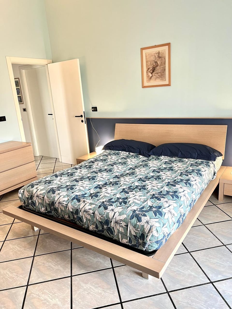 Photo of the whole room, Bedroom
