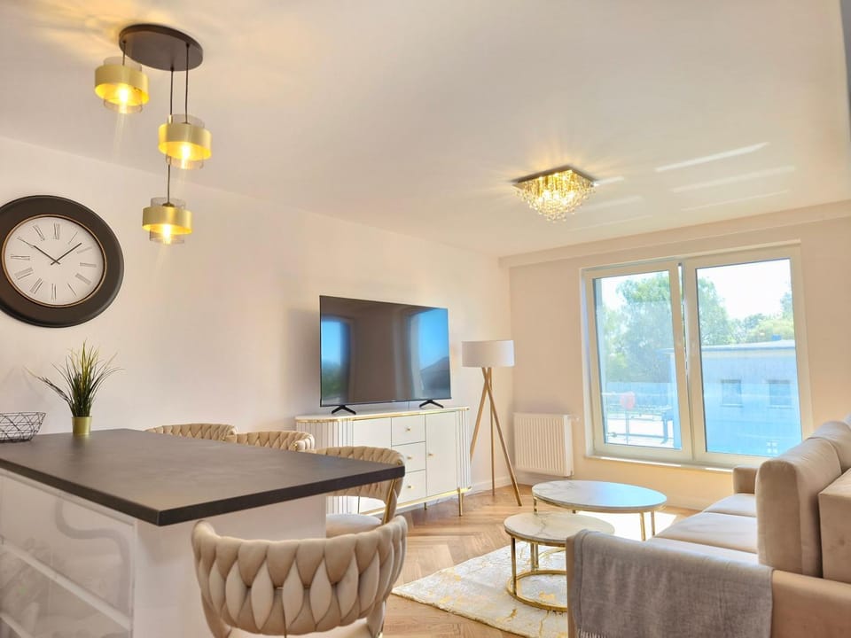 Communal lounge/ TV room, TV and multimedia, Living room, Seating area, Dining area
