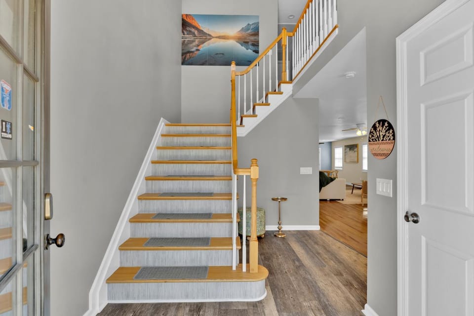 The Seabreeze Haven- Luxury 3BR Coastal Retreat - Near Beach & Free Parking House in Middletown