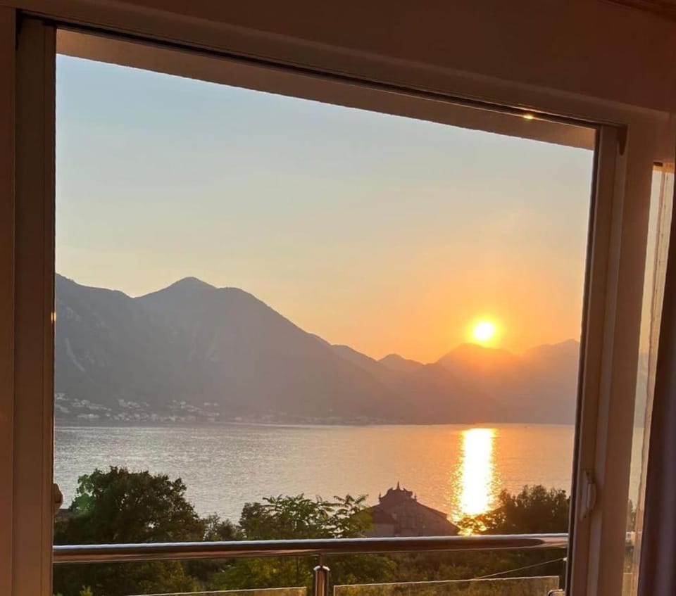 Baywatch Boka - Sun-filled Sea View Apartment in Dobrota