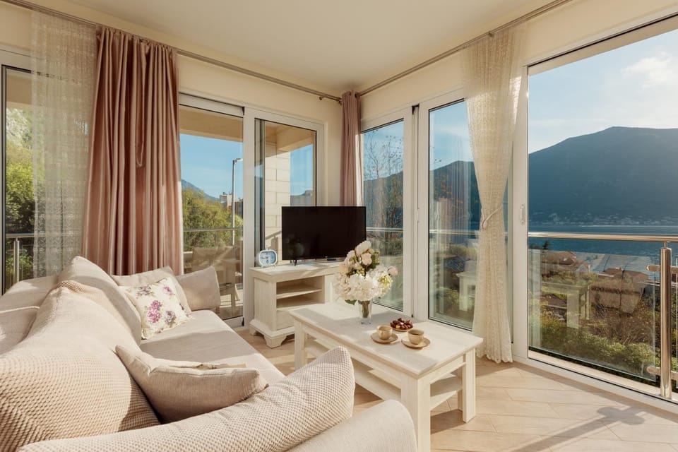 Baywatch Boka - Sun-filled Sea View Apartment in Dobrota