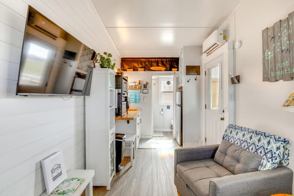8 Mi to Cathedral Caverns: Tiny Home Hideaway House in Alabama