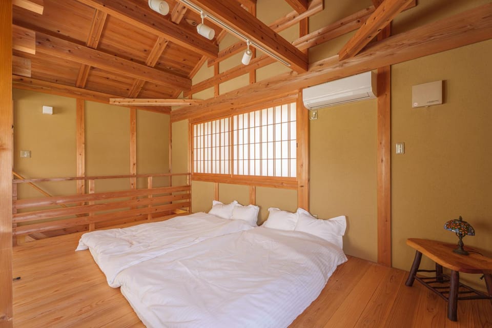 Photo of the whole room, Bedroom