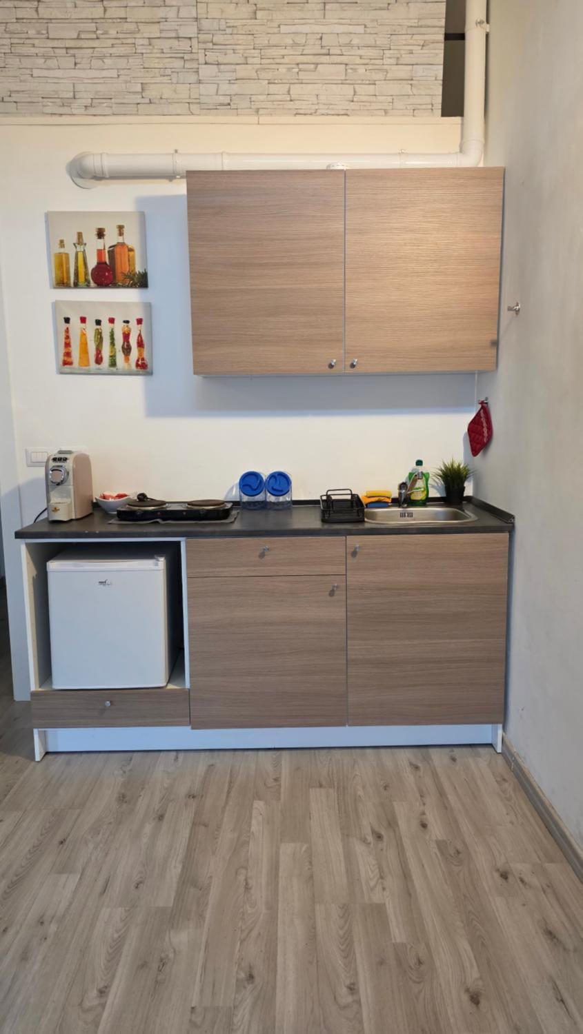 Kitchen or kitchenette, minibar
