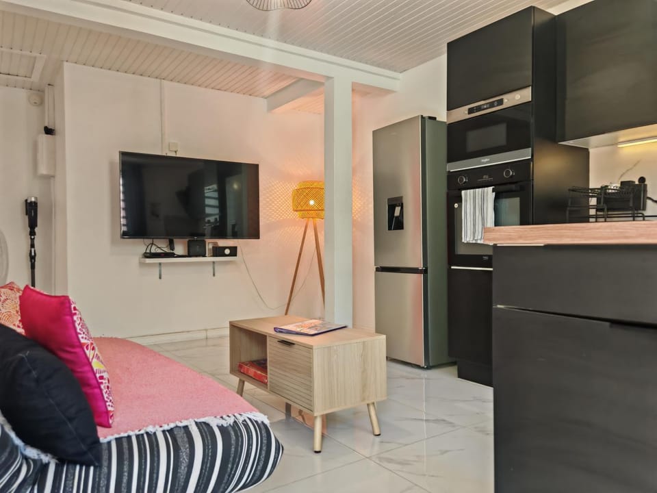 TV and multimedia, Kitchen or kitchenette, Living room, oven