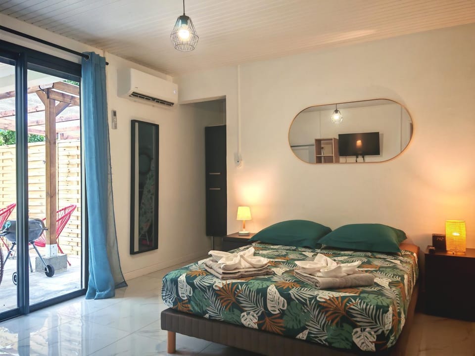 Bed, TV and multimedia, Photo of the whole room, Bedroom, towels, air conditioner