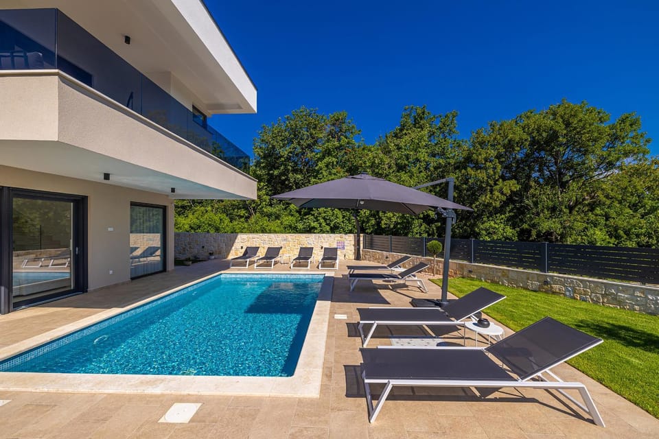 Swimming pool, sunbed