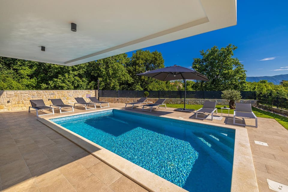Swimming pool, sunbed