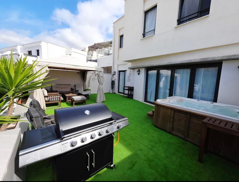 Casa Vikingo Holiday Home with optional Hot Tub House in Puerto Rico de Gran Canaria
