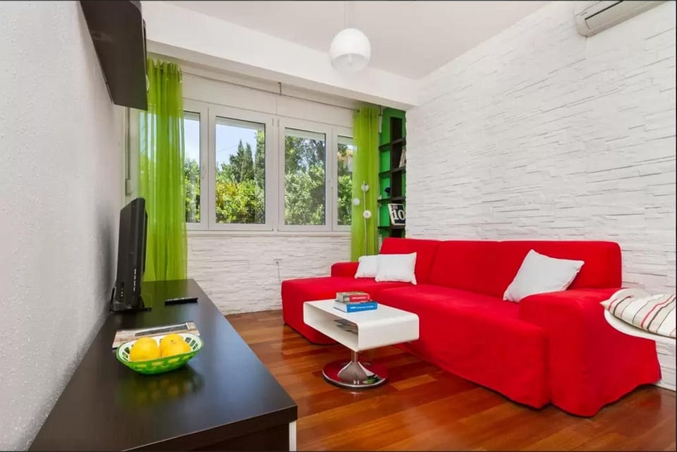 Bed, Photo of the whole room, Decorative detail, On site