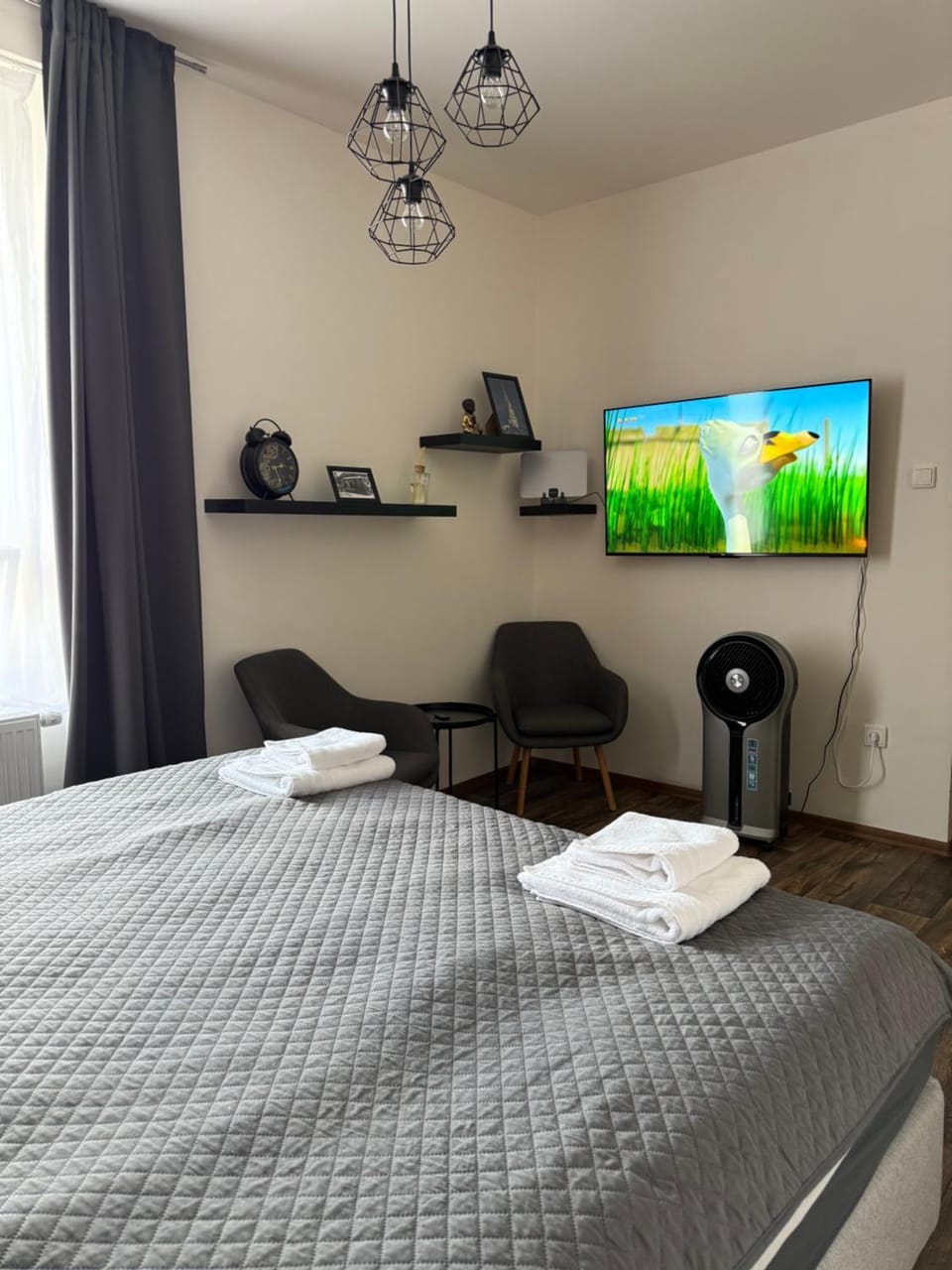 Bed, TV and multimedia, Seating area, Bedroom