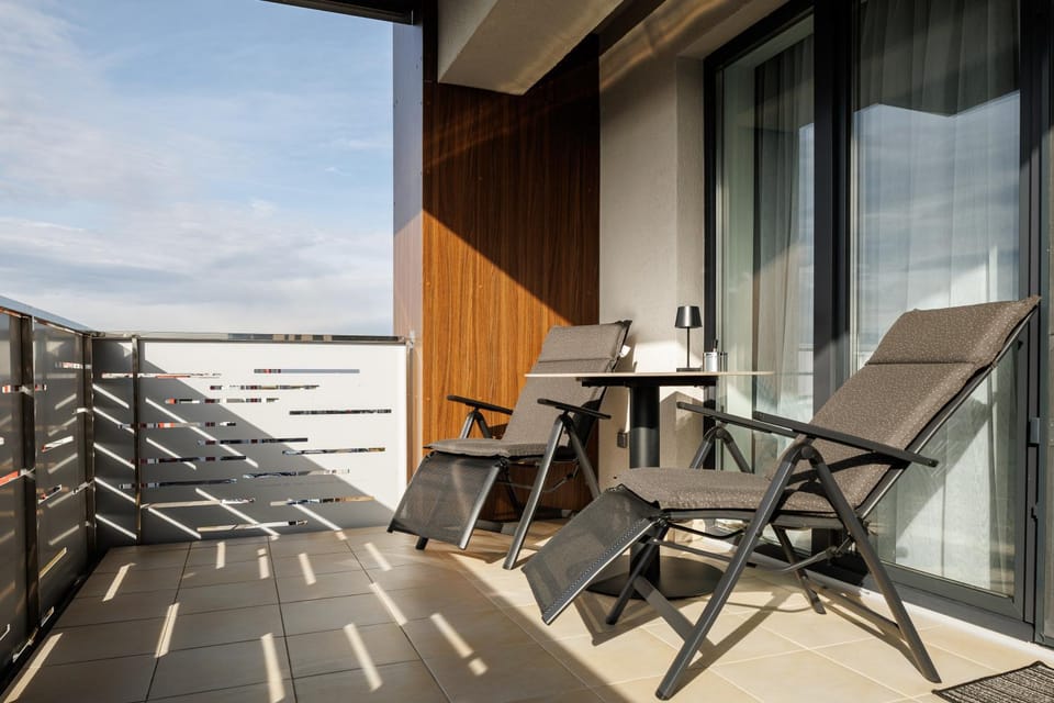 Patio, Day, Natural landscape, View (from property/room), Balcony/Terrace, Seating area, Dining area, Mountain view
