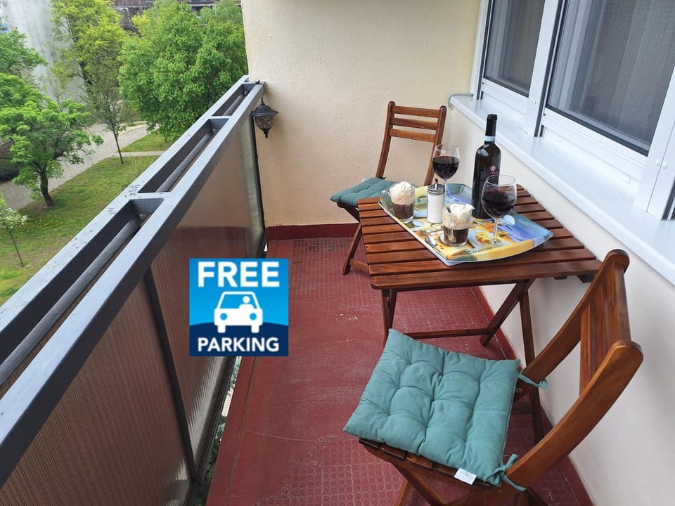 Patio, Day, Natural landscape, View (from property/room), Balcony/Terrace, Living room, Food and drinks, Seating area, Dining area, Food, Garden view, Drinks, Alcoholic drinks, Parking
