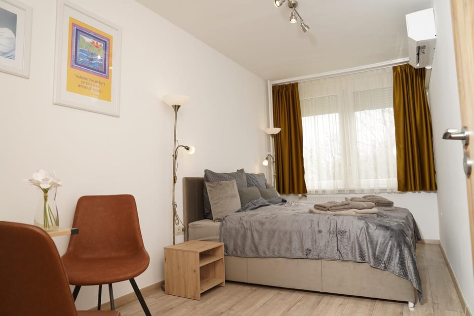 Bed, Day, Photo of the whole room, Seating area, Bedroom, towels, air conditioner