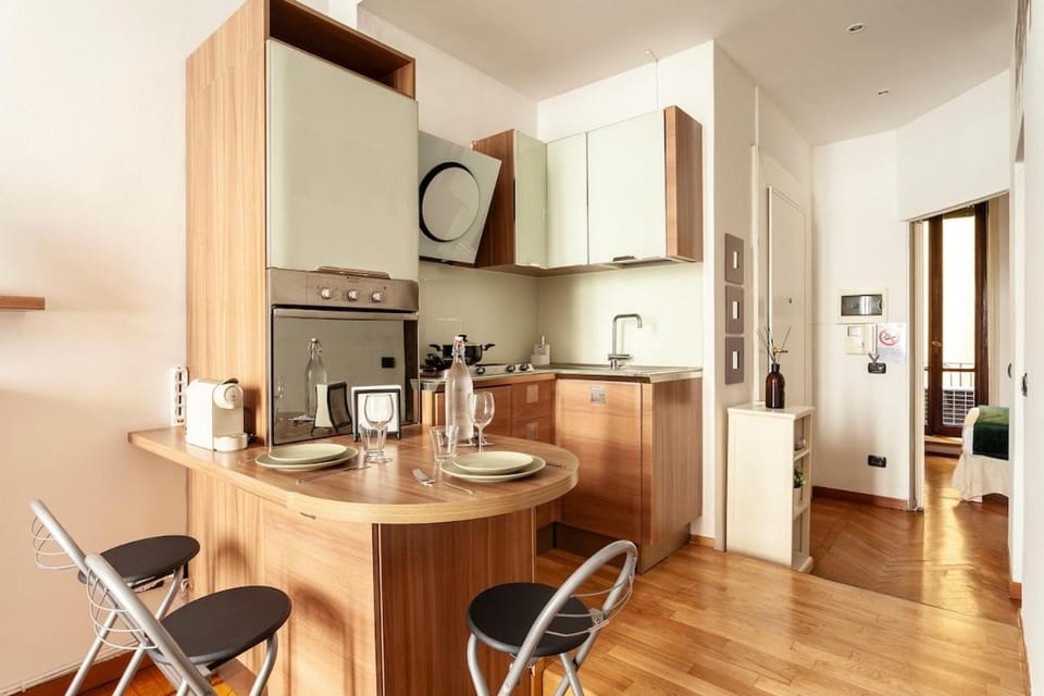 Coffee/tea facilities, Kitchen or kitchenette, Dining area, stove