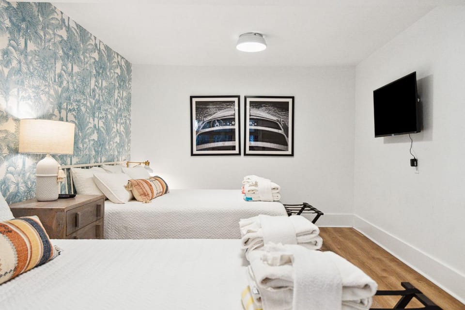 Bed, TV and multimedia, Bedroom