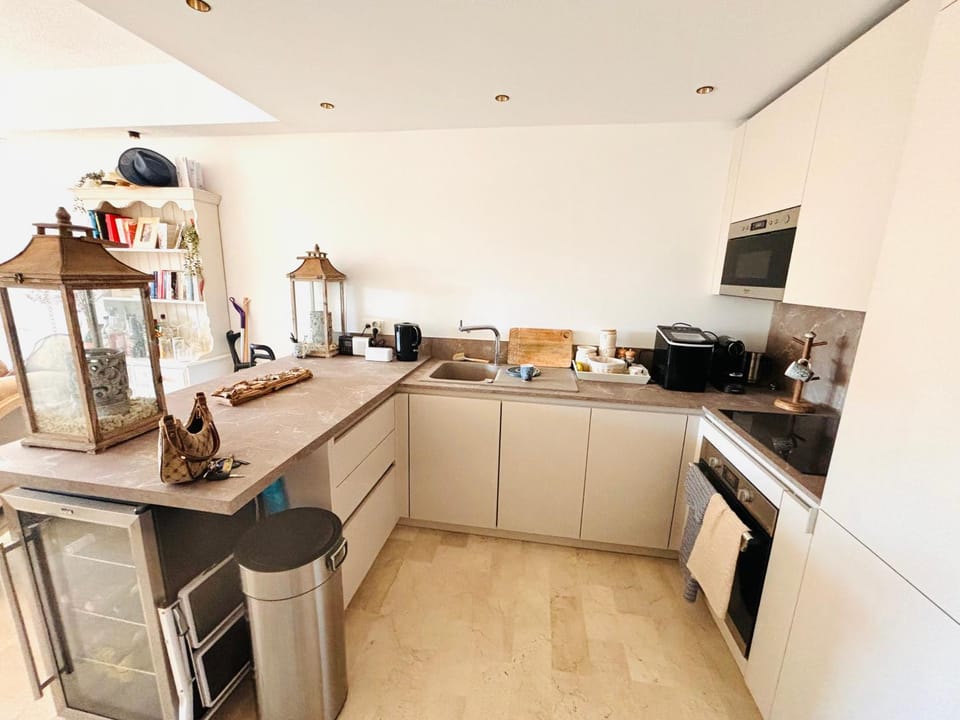 Coffee/tea facilities, Kitchen or kitchenette, dishwasher, stove