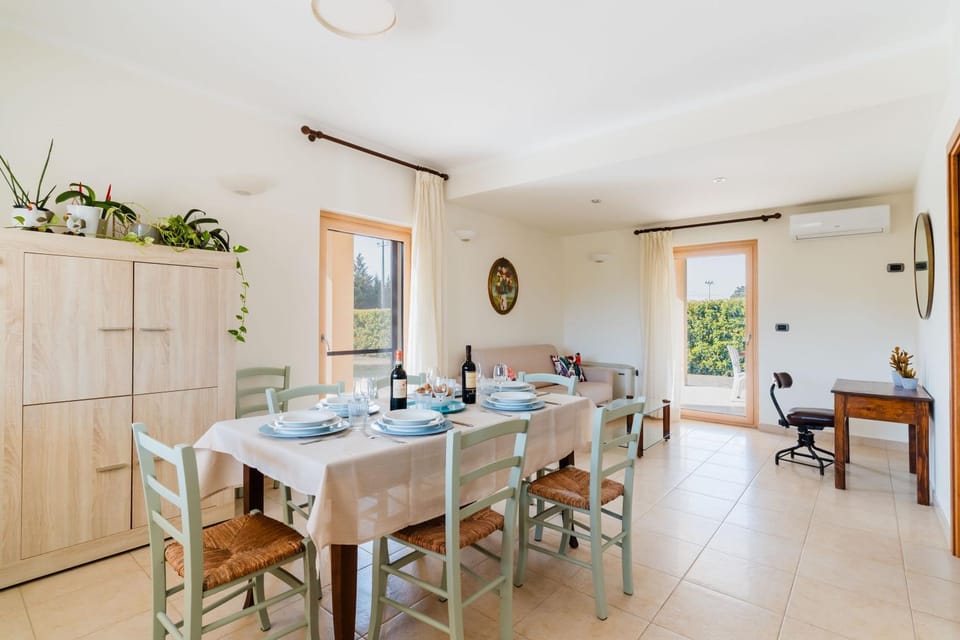 Seating area, Dining area