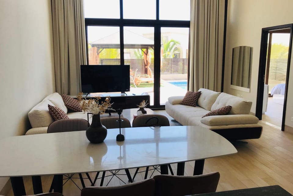 Communal lounge/ TV room, TV and multimedia, Living room, Photo of the whole room, Seating area, Evening entertainment, Pool view