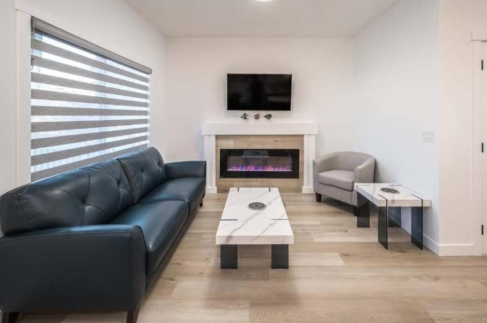 Group Stay, Sleeps 16! Near Downtown - 6BR Full Duplex, 2 Kitchens! FREE Banff Pass House in Calgary