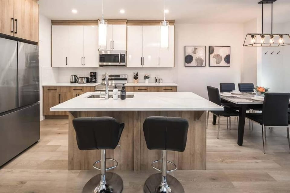 Group Stay, Sleeps 16! Near Downtown - 6BR Full Duplex, 2 Kitchens! FREE Banff Pass House in Calgary