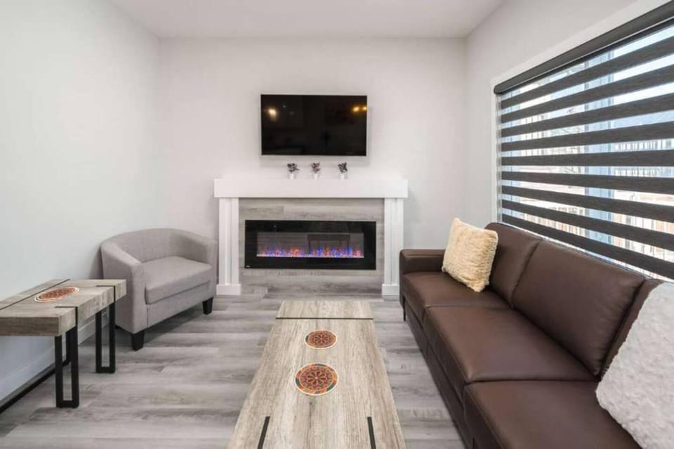 Group Stay, Sleeps 16! Near Downtown - 6BR Full Duplex, 2 Kitchens! FREE Banff Pass House in Calgary