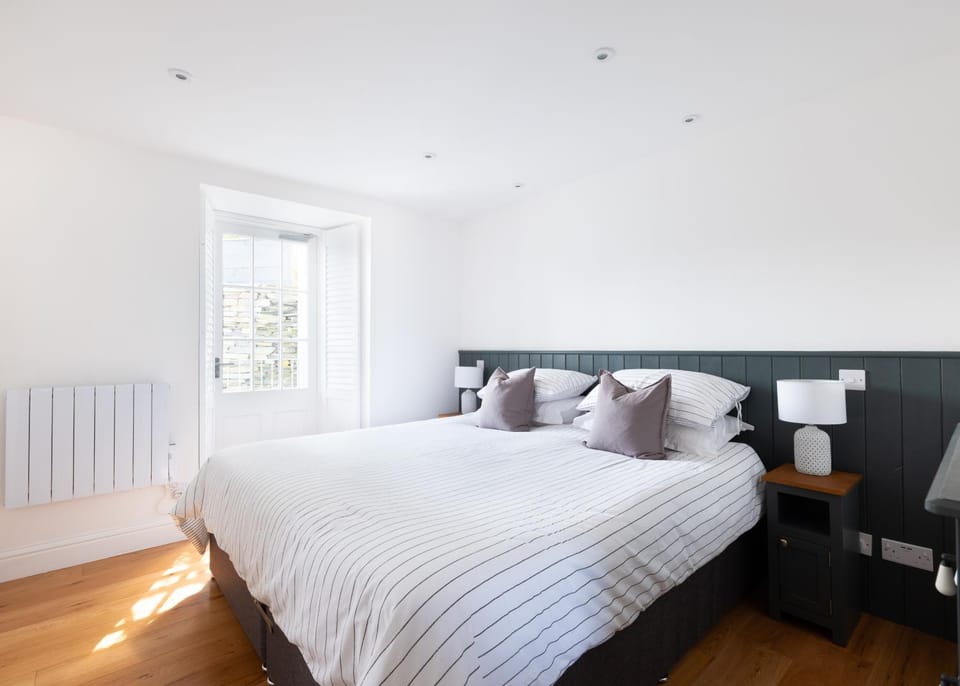 Bed, Photo of the whole room, Bedroom, internet