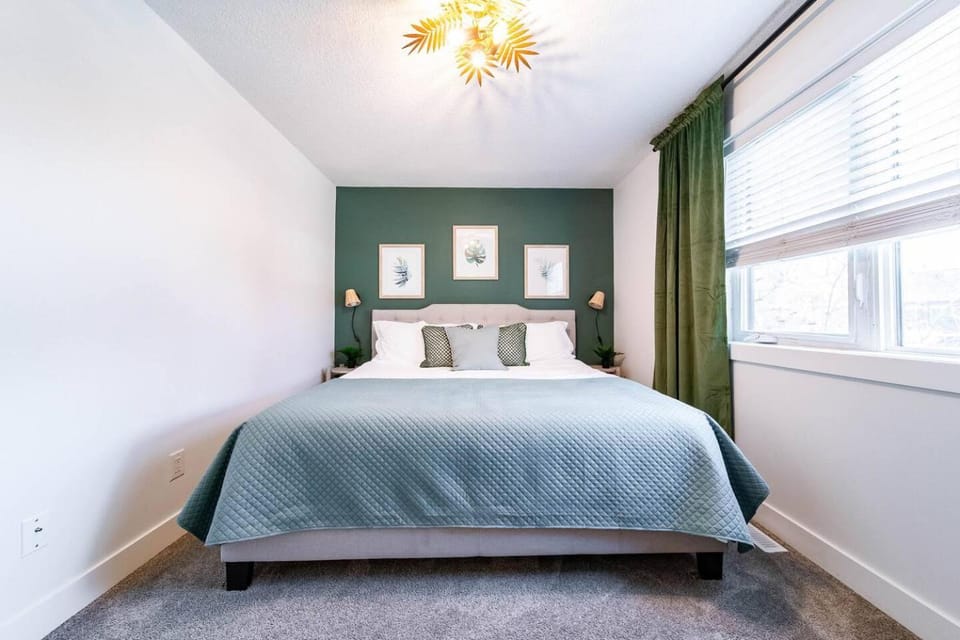 Luxury 5BDRM Retreat - HotTub - KingBed - AC - Sleeps 13 Apartment in Edmonton