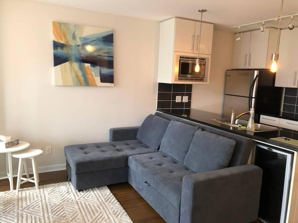 Seating area, minibar