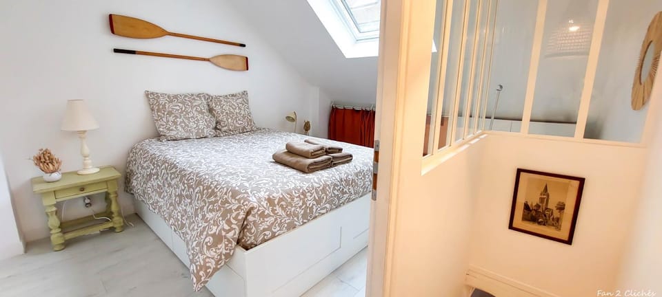 Bed, Photo of the whole room, towels