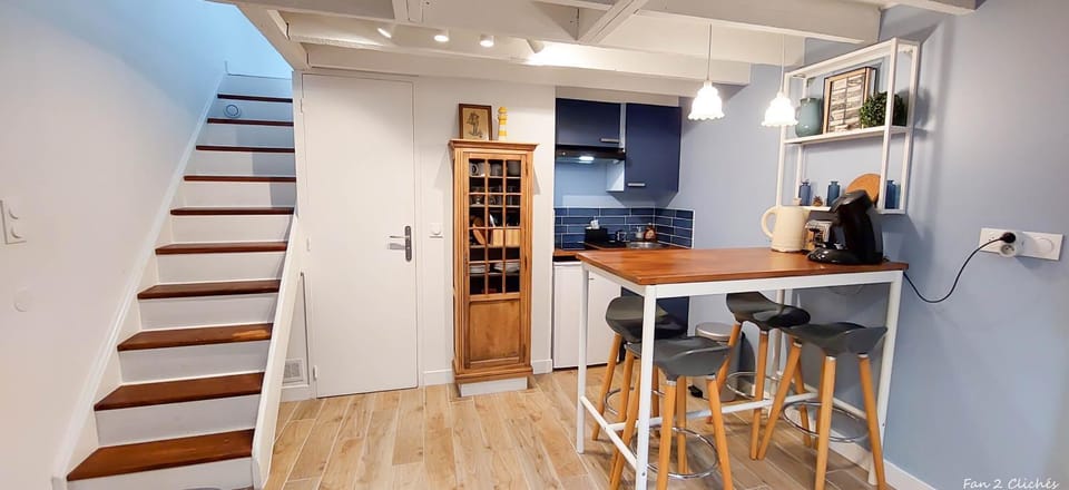 Coffee/tea facilities, Kitchen or kitchenette, Dining area