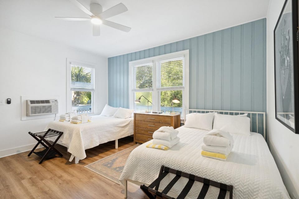 Bed, Bedroom, towels