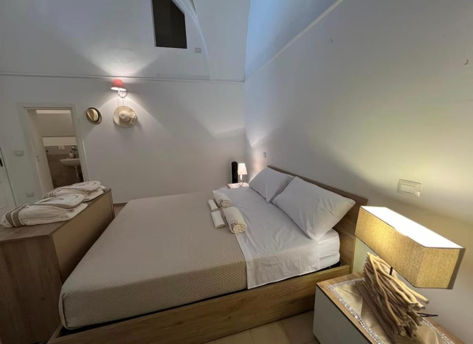 Bed, Bathroom, Photo of the whole room, Bedroom, towels