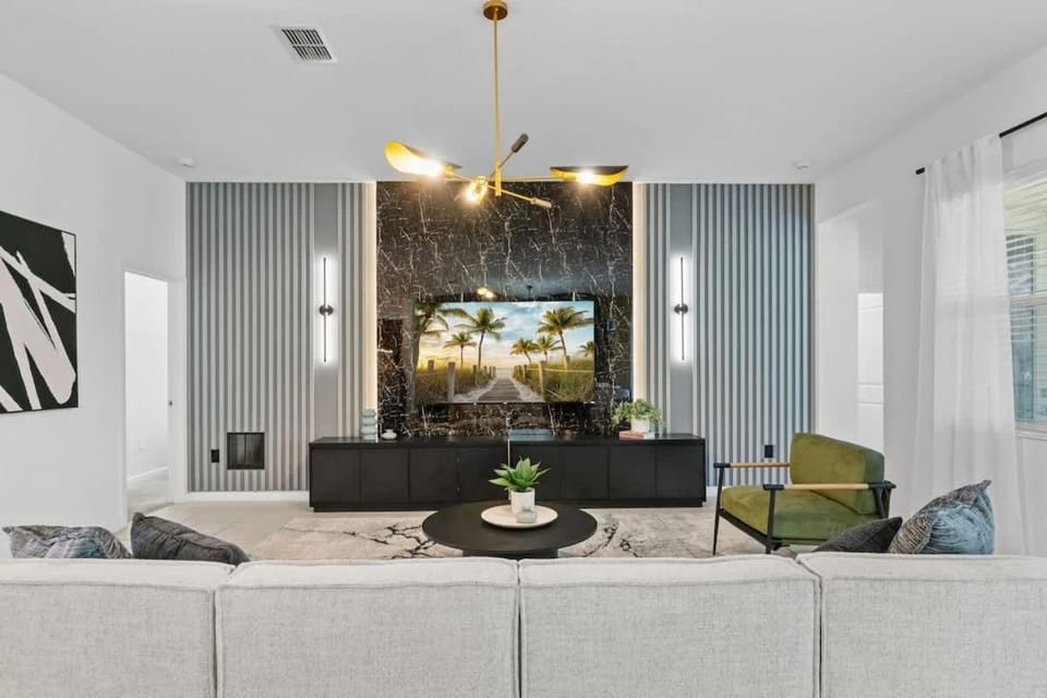 SUPER GIANT - 12BD 12BAs - SLEEP 38 & NEAR DiSNEY House in Kissimmee