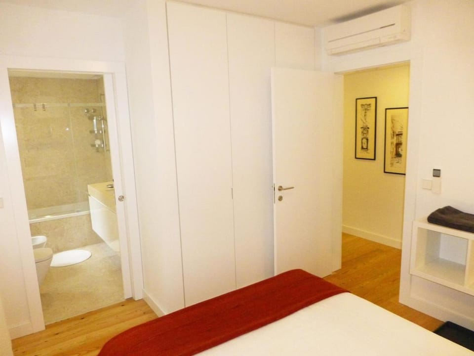 Shower, Toilet, Bed, Bathroom, Photo of the whole room, Bedroom, towels, air conditioner
