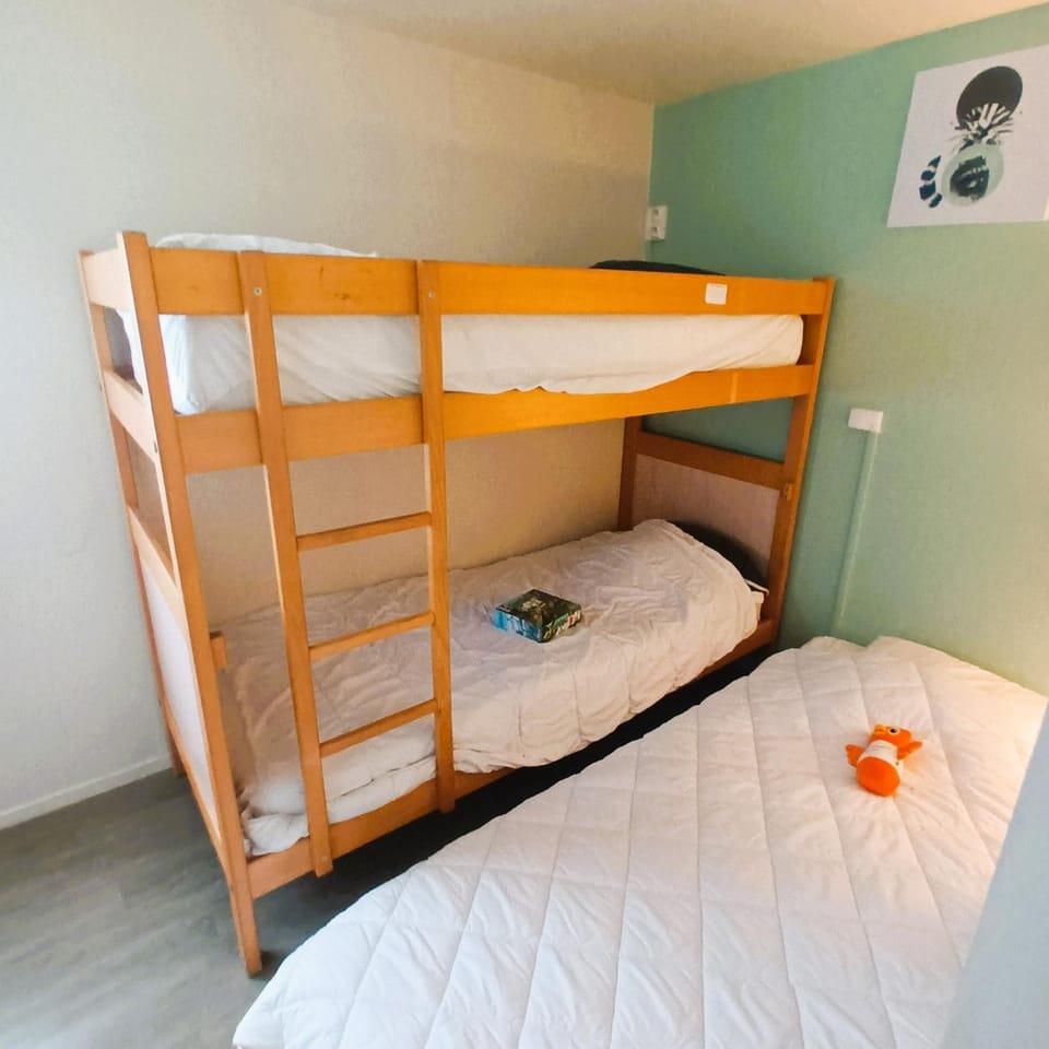 Bedroom, bunk bed