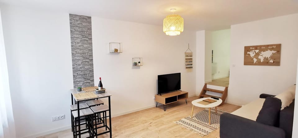 Communal lounge/ TV room, TV and multimedia, Living room, Seating area, Dining area