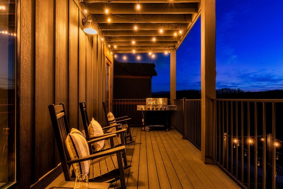 Night, View (from property/room), Balcony/Terrace, Seating area