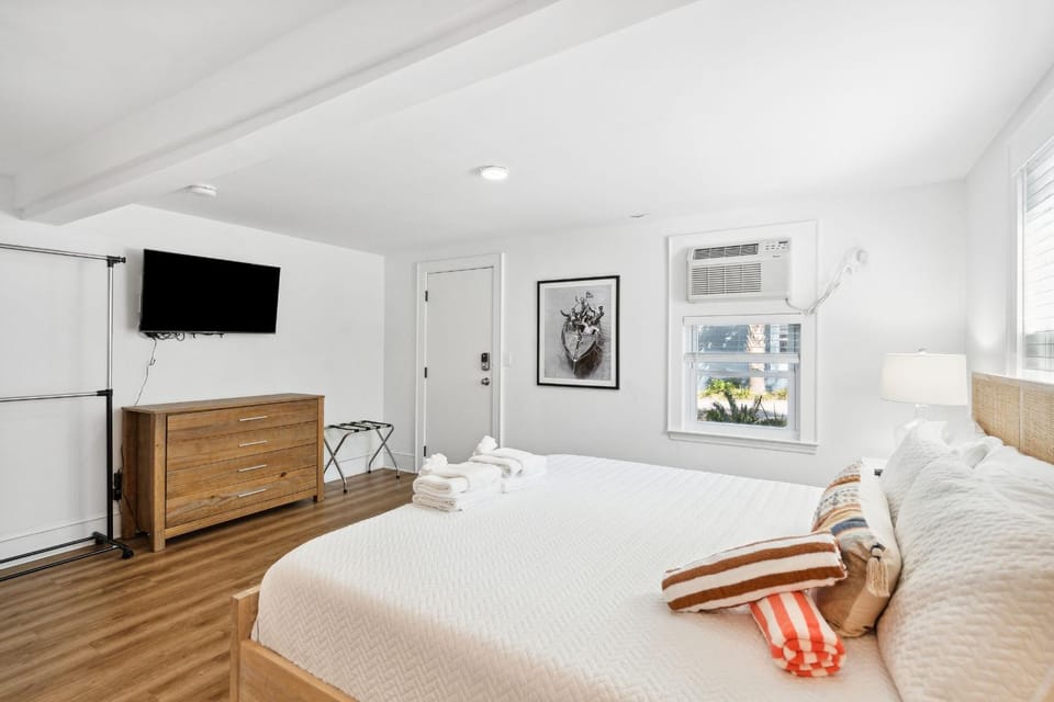 Bed, TV and multimedia, Bedroom