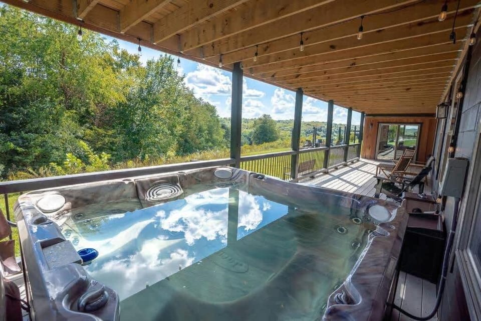 Serenity Ridge- Scenic Luxury Log Estate Getaway House in Ohio
