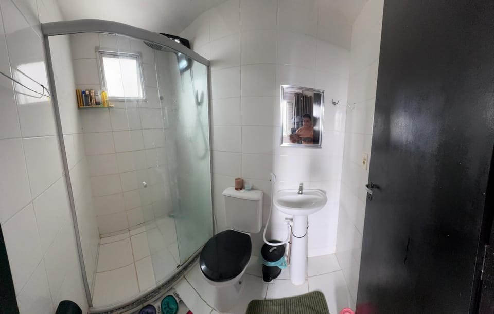 Shower, Toilet