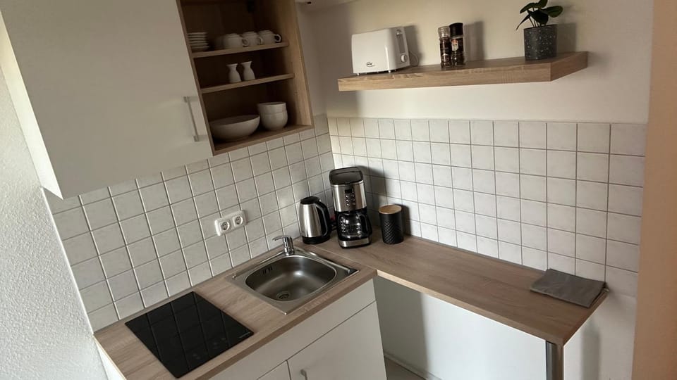 Coffee/tea facilities, Kitchen or kitchenette, stove, toaster