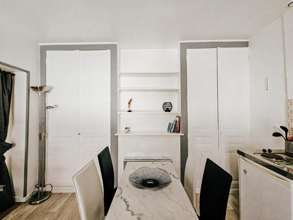 Henri, Hyper centre, Parking privé Apartment in Reims