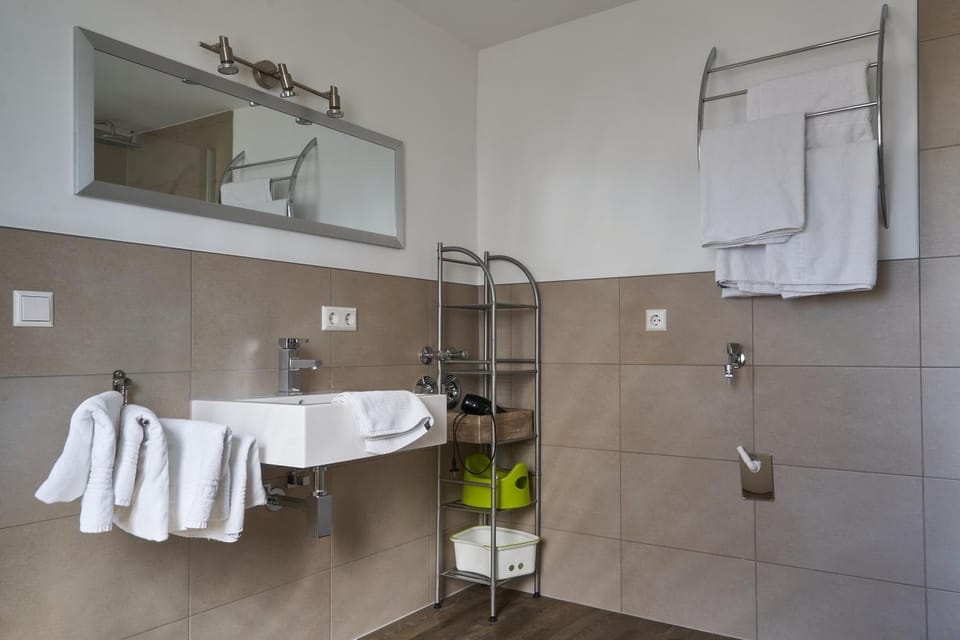 Shower, Bathroom, towels